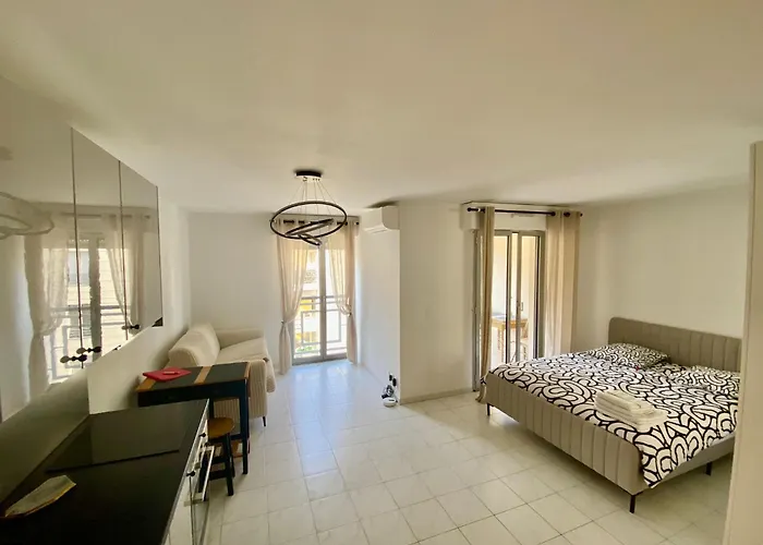 Modern Apartment In Cannes